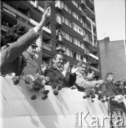 1.05. pierwsza połowa lat 70., Szczecin, Polska.
Pochód pierwszomajowy w Alei Wyzwolenia. Na trybunie honorowej m.in. I sekretarz KW PZPR Janusz Brych (6. z lewej) i prezydent Szczecina Jan Stopyra (3. z lewej). 
Fot. Maciej Jasiecki, zbiory Ośrodka KARTA