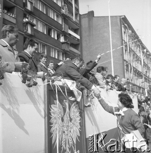 1.05. pierwsza połowa lat 70., Szczecin, Polska.
Pochód pierwszomajowy w Alei Wyzwolenia. Na trybunie honorowej m.in. I sekretarz KW PZPR Janusz Brych (podaje rękę) i prezydent Szczecina Jan Stopyra (2. z lewej). 
Fot. Maciej Jasiecki, zbiory Ośrodka KARTA