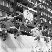 1.05. pierwsza połowa lat 70., Szczecin, Polska.
Pochód pierwszomajowy w Alei Wyzwolenia. Na trybunie honorowej m.in. prezydent Szczecina Jan Stopyra (2. z lewej). 
Fot. Maciej Jasiecki, zbiory Ośrodka KARTA