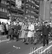 1.05. pierwsza połowa lat 70., Szczecin, Polska.
Pochód pierwszomajowy w Alei Wyzwolenia. 
Fot. Maciej Jasiecki, zbiory Ośrodka KARTA