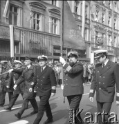 1.05. pierwsza połowa lat 70., Szczecin, Polska.
Pochód pierwszomajowy w Alei Wyzwolenia. Defiluje Polska Żegluga Morska (PŻM), m.in. kpt. ż.w. Zygmunt Ziółkowski (z brodą), kpt. ż.w. Zdzisław Filipkiewicz (1. z prawej).
Fot. Maciej Jasiecki, zbiory Ośrodka KARTA