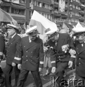 1.05. pierwsza połowa lat 70., Szczecin, Polska.
Pochód pierwszomajowy w Alei Wyzwolenia. 
Fot. Maciej Jasiecki, zbiory Ośrodka KARTA