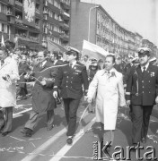 1.05. pierwsza połowa lat 70., Szczecin, Polska.
Pochód pierwszomajowy w Alei Wyzwolenia. 
Fot. Maciej Jasiecki, zbiory Ośrodka KARTA