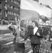 1.05. pierwsza połowa lat 70., Szczecin, Polska.
Pochód pierwszomajowy w Alei Wyzwolenia. 
Fot. Maciej Jasiecki, zbiory Ośrodka KARTA