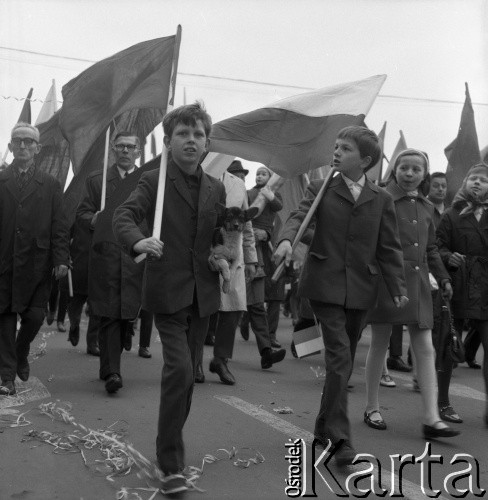 1.05. pierwsza połowa lat 70., Szczecin, Polska.
Pochód pierwszomajowy w Alei Wyzwolenia. 
Fot. Maciej Jasiecki, zbiory Ośrodka KARTA