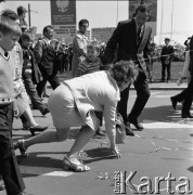 1.05. pierwsza połowa lat 70., Szczecin, Polska.
Pochód pierwszomajowy w Alei Wyzwolenia. 
Fot. Maciej Jasiecki, zbiory Ośrodka KARTA