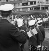 1.05. pierwsza połowa lat 70., Szczecin, Polska.
Pochód pierwszomajowy w Alei Wyzwolenia. 
Fot. Maciej Jasiecki, zbiory Ośrodka KARTA