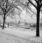 Lata 70., Szczecin, Polska.
Liceum Morskie na statku „Kapitan Maciejewicz”, w tle elewator „Ewa” oraz statek należący do Polskiej Żeglugi Morskiej (PŻM) typu „Liberty”.
Fot. Maciej Jasiecki, zbiory Ośrodka KARTA