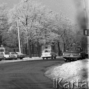Lata 70., Szczecin, Polska.
Al. Niepodległości. Na pierwszym planie radiowóz MZK, trabant 601. Na parkingu zaparkowany fiat 125p (dwa pojazdy), fiat 126p, ford capri. 
Fot. Maciej Jasiecki, zbiory Ośrodka KARTA