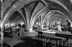 Lata 70., Szczecin, Polska.
Wnętrze restauracji „U Wyszaka” w podziemiach Ratusza Staromiejskiego przy ul. Księcia Mściwoja II 8.
Fot. Maciej Jasiecki, zbiory Ośrodka KARTA