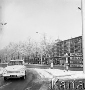 Lata 70., Szczecin, Polska.
Al. Niepodległości, przystanek tramwajowy na wysokości Poczty Głównej (niewidoczna). Samochód „trabant 601”.
Fot. Maciej Jasiecki, zbiory Ośrodka KARTA