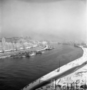 Lata 70., Szczecin, Polska.
Rzeka Odra, widok na barki. W tle bulwar - Wały Chrobrego. 
Fot. Maciej Jasiecki, zbiory Ośrodka KARTA