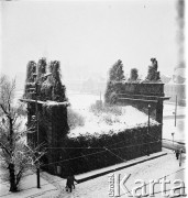 Lata 70., Szczecin, Polska.
Brama Królewska, jedna ze średniowiecznych bram w murach miejskich przy pl. Hołdu Pruskiego (obecnie pl. Solidarności). Mieściła się w niej biblioteka, obecnie lokal gastronomiczny „Cafe Brama”.
Fot. Maciej Jasiecki, zbiory Ośrodka KARTA