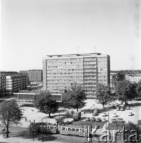 Lata 70., Szczecin, Polska.
Al. Wyzwolenia - tramwaj linii „3”, wieżowiec przy ul. gen. K. Świerczewskiego (obecnie ul. Ludomiła Rayskiego 2), przed nim sklep Centrali Zaopatrzenia Szkół „Cezas”.
Fot. Maciej Jasiecki, zbiory Ośrodka KARTA