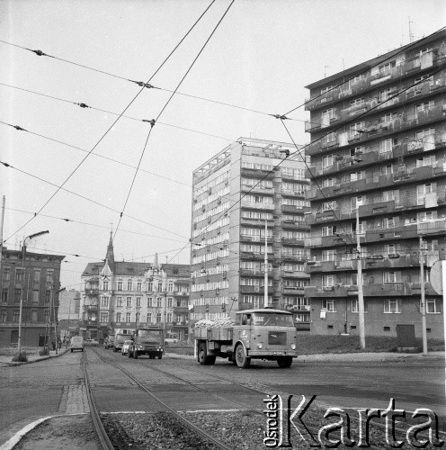 Lata 70., Szczecin, Polska.
Ul. Teofila Firlika, róg Stanisława Dubois. Na pierwszym planie ciężarówka Skoda, za nią Star. 
Fot. Maciej Jasiecki, zbiory Ośrodka KARTA