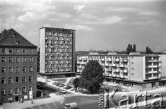 Lata 70., Szczecin, Polska.
Ul. Zygmunta Felczaka róg św. Jacka Odrowąża. Z lewej budynek Miejskiej Rady Narodowej (obecnie Urząd Miasta).
Fot. Maciej Jasiecki, zbiory Ośrodka KARTA