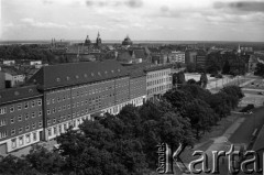 Lata 70., Szczecin, Polska.
Pl. Żołnierza Polskiego, widok na gmach KW PZPR (obecnie Sąd Rejonowy Szczecin-Prawobrzeże).
Fot. Maciej Jasiecki, zbiory Ośrodka KARTA