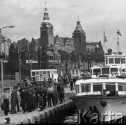 Lata 70., Szczecin, Polska.
Starek „Białej floty” przy nabrzeżu przy ul. Jana z Kolna. W tle Wały Chrobrego, Wojewódzka Rada Narodowa (obecnie siedziba Wojewody). 
Fot. Maciej Jasiecki, zbiory Ośrodka KARTA