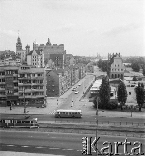 Lata 70., Szczecin, Polska.
Widok na Stare Miasto. Ul. Wielka (obecnie ks. kard. Stefana Wyszyńskiego) – poprzeczna oraz ul. Księcia Mściwoja II, w tle Zamek Książąt Pomorskich (z lewej), ratusz Staromiejski (z prawej).
Fot. Maciej Jasiecki, zbiory Ośrodka KARTA