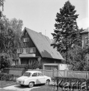 Lata 70., Szczecin, Polska.
Dom jednorodzinny przy ul. Wojska Polskiego. Na pierwszym planie samochód „syrena”.
Fot. Maciej Jasiecki, zbiory Ośrodka KARTA