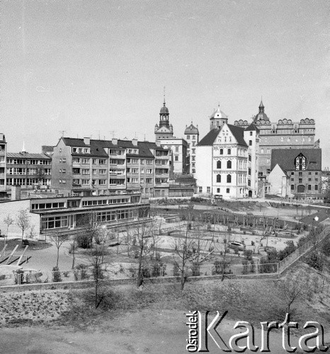 Lata 70., Szczecin, Polska.
Kamienica Loitzów (Łoziców) przy ul. Kurkowej – siedziba Liceum Plastycznego. W tle: z lewej – Szkoła Podstawowa nr 63, a z prawej Zamek Książąt Pomorskich (w odbudowie).
Fot. Maciej Jasiecki, zbiory Ośrodka KARTA