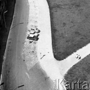 Lata 70., Szczecin, Polska.
Parking przed Zamkiem Książąt Pomorskich. ul. Korsarzy. Na nim m.in. samochód syrena i warszawa.  
Fot. Maciej Jasiecki, zbiory Ośrodka KARTA