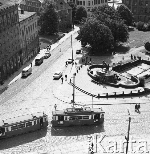 Lata 70., Szczecin, Polska.
Skrzyżowanie ul. Dworcowej z Nową. W miejscu przedwojennego symbolu Stettina - pomnika Sediny - stoi  fontanna z kotwicą. Na pierwszym planie tramwaj linii „3”.
Fot. Maciej Jasiecki, zbiory Ośrodka KARTA
