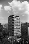 Lata 70., Szczecin, Polska.
Wieżowiec przy ul. Mazurskiej. 
Fot. Maciej Jasiecki, zbiory Ośrodka KARTA