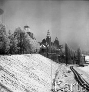 Lata 70., Szczecin, Polska.
Ul. Wały Chrobrego. W tle budynek Muzeum Narodowego (nr 3) i  Wojewódzkiej Rady Narodowej (nr 4, obecnie Urząd Wojewódzki). 
Fot. Maciej Jasiecki, zbiory Ośrodka KARTA