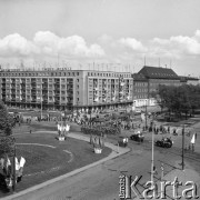 1966., Szczecin, Polska.
Pl. Żołnierza Polskiego. Defilada z okazji obchodów rocznicy 1000-lecia Państwa Polskiego. W tle gmach KW PZPR (obecnie Sąd Rejonowy Szczecin-Prawobrzeże). 
Fot. Maciej Jasiecki, zbiory Ośrodka KARTA