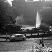 Lata 70., Szczecin, Polska.
Fontanna z kotwicą, w miejscu przedwojennego symbolu Stettina pomnika Sediny. Na pierwszym planie samochód warszawa. 
Fot. Maciej Jasiecki, zbiory Ośrodka KARTA