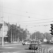 Lata 70., Szczecin, Polska.
Skrzyżowanie ul. Wielkiej z al. Niepodległości. Z lewej strony w tle budynek Poczty Głównej oraz Banku PKO. Na pierwszym planie samochód „wołga m-21”. 
Fot. Maciej Jasiecki, zbiory Ośrodka KARTA