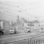 Lata 70., Szczecin, Polska.
Ul. Energetyków. Na pierwszym planie samochód dostawczy „Żuk” i tramwaj.
Fot. Maciej Jasiecki, zbiory Ośrodka KARTA