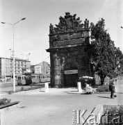 Lata 70., Szczecin, Polska.
Brama Portowa, pl. Brama Portowa. Historyczne przejście przez mury miejskie. Od lat 60. sklep „Cepelii”. 
Fot. Maciej Jasiecki, zbiory Ośrodka KARTA