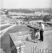 Lata 70., Szczecin, Polska.
Skrzydło Północne Zamku Książąt Pomorskich, w tle panorama Odry i port. 
Fot. Maciej Jasiecki, zbiory Ośrodka KARTA