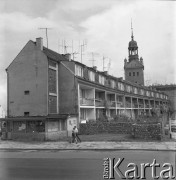 Lata 70., Szczecin, Polska.
Ul. Farna. Widok na tył tzw. domków profesorskich. W tle wieża Zamku Książąt Pomorskich.
Fot. Maciej Jasiecki, zbiory Ośrodka KARTA