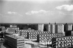 Lata 60., Szczecin, Polska.
Widok na osiedle Grunwaldzkie w trakcie budowy. Pierwsza z lewej Szkoła Podstawowa nr 6 przy ul. Malczewskiego 22. 
Fot. Maciej Jasiecki, zbiory Ośrodka KARTA
