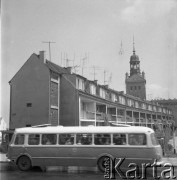 Lata 70., Szczecin, Polska.
Ul. Farna. Widok na tył tzw. domków profesorskich. W tle wieża Zamku Książąt Pomorskich. Na pierwszym planie autobus komunikacji miejskiej „jelcz 043” zwany popularnie „ogórkiem”. 
Fot. Maciej Jasiecki, zbiory Ośrodka KARTA
