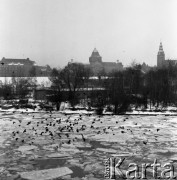Lata 60., Szczecin, Polska
Widok na Wały Chrobrego z portu. Na pierwszym planie wsypa Grodzka. 
Fot. Maciej Jasiecki, zbiory Ośrodka KARTA