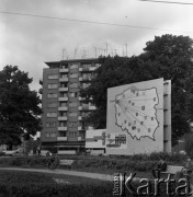 Lata 60., ,Polska.
Plac Grunwaldzki i plansza dotycząca Stoczni Szczecińskiej im. A. Warskiego.
Fot. Maciej Jasiecki, zbiory Ośrodka KARTA