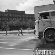 Lata 60.-70., Szczecin, Polska.
Skrzyżowanie al. Wyzwolenia i ul. Mariana Buczka (obecnie marsz. Józefa Piłsudskiego).
Fot. Maciej Jasiecki, Fundacja Ośrodka KARTA