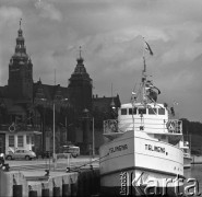 Lata 60.-70., Szczecin, Polska.
Statek „Białej floty” „Telimena” przy Wałach Chrobrego, ul. Jana z Kolna.
Fot. Maciej Jasiecki, Fundacja Ośrodka KARTA