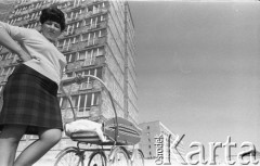 Lata 60., Szczecin, Polska.
Kobieta z wózkiem przy ul. Ofiar Oświęcimia.
Fot. Maciej Jasiecki, Fundacja Ośrodka KARTA