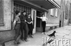 Lata 60., Szczecin, Polska.
Pod klatką.
Fot. Maciej Jasiecki, Fundacja Ośrodka KARTA