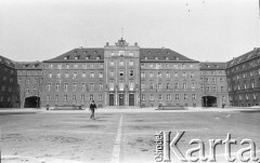 Lata 60.-70., Szczecin, Polska.
Budynek Miejskiej Rady Narodowej przy ul. Feliksa Dzierżyńskiego (obecnie Urząd Miejski, pl.  Armii Krajowej).
Fot. Maciej Jasiecki, Fundacja Ośrodka KARTA