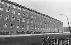 Lata 60.-70., Szczecin, Polska.
Budynek Miejskiej Rady Narodowej przy ul. Feliksa Dzierżyńskiego (obecnie Urząd Miejski, pl.  Armii Krajowej).
Fot. Maciej Jasiecki, Fundacja Ośrodka KARTA