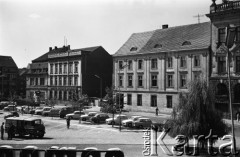 Lata 70., Szczecin, Polska.
Plac Orła Białego - pierzeja zachodnia (od prawej): fragment Pałacu pod Globusem, Pałac Joński, bank w kamienicy z XVIII wieku i kamienica narożna przy ul. Grodzkiej.
Fot. Maciej Jasiecki, zbiory Ośrodka KARTA