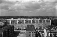 Lata 70., Szczecin, Polska.
Aleja Wyzwolenia, po prawej: XIX wieczna willa (Al. Wyzwolenia 73). W głębi blok przy ul. Unisławy 6.
Fot. Maciej Jasiecki, zbiory Ośrodka KARTA