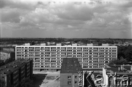 Lata 70., Szczecin, Polska.
Aleja Wyzwolenia, po prawej: XIX wieczna willa (Al. Wyzwolenia 73). W głębi blok przy ul. Unisławy 6.
Fot. Maciej Jasiecki, zbiory Ośrodka KARTA
