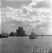 Lata 70., Szczecin, Polska.
Port. W tle elewator „Ewa”.
Fot. Maciej Jasiecki, zbiory Ośrodka KARTA